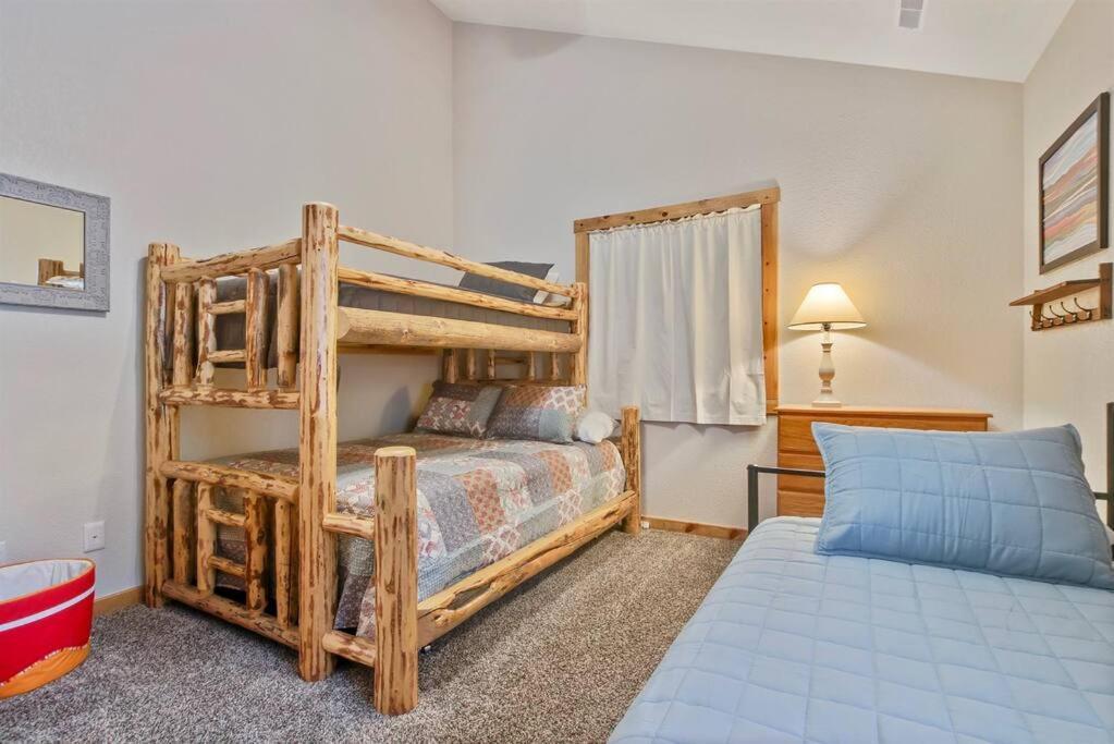 Вилла Cascade Lake House - Year Round Fun Sleeps 18 Экстерьер фото